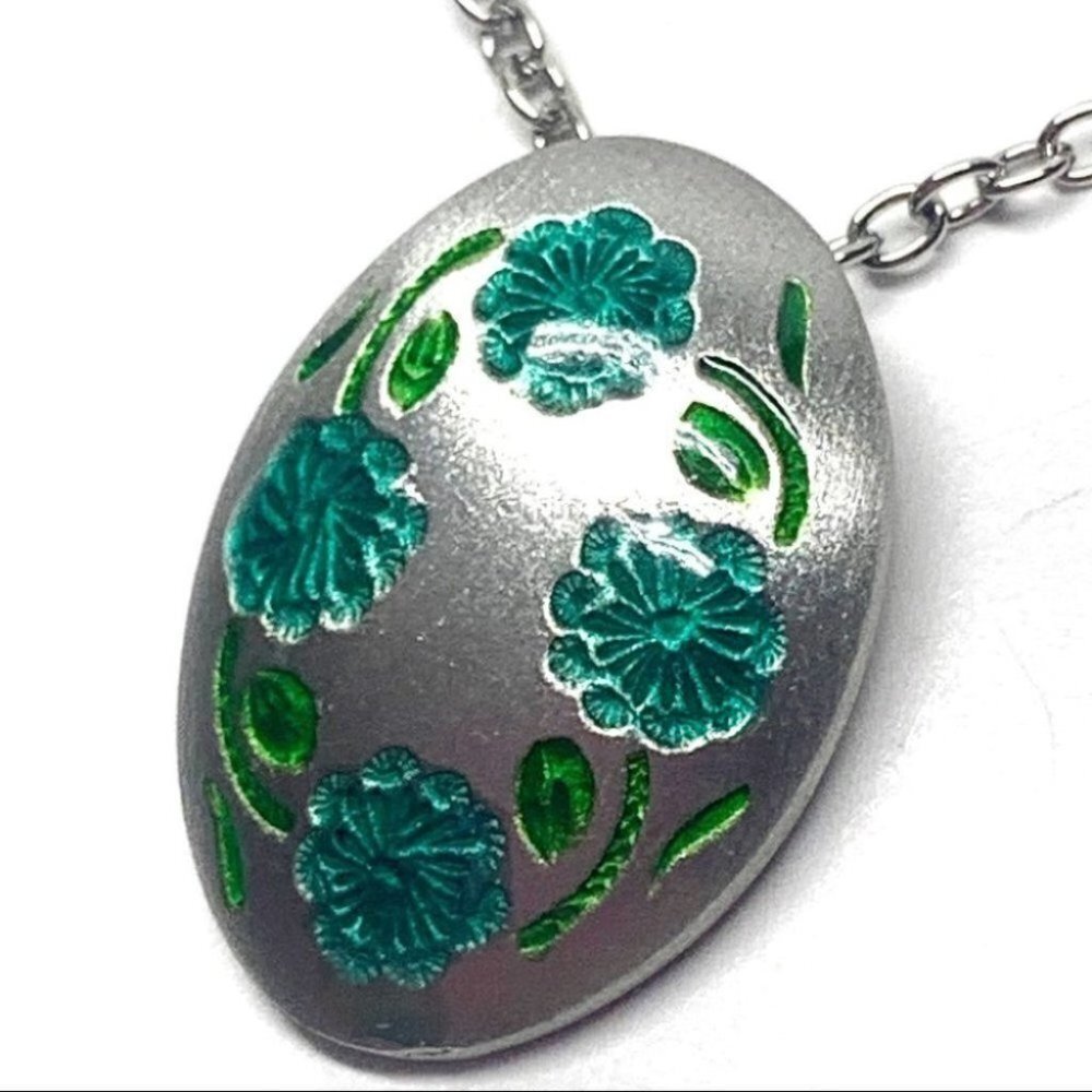 •- Hand Painted Floral Green Pewter Necklace z118